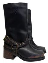 Botas de cuero color marrón oscuro, de caña media, con detalle de estribo desmontable con hebilla dorada.