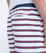 Bermuda masculina rayada blanca con rayas horizontales finas color rojo y azul marino, de microfibra con ajuste de cordón en la cintura.