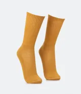 Par de medias largas color marrón claro (tostado), con textura acanalada vertical y detalle de costura en la puntera.