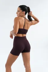 Top deportivo negro de lycra acanalada, con breteles finos y espalda descubierta.
