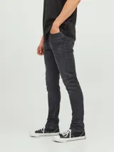 Jeans denim negro de corte slim fit, con diseño clásico y detalles minimalistas.