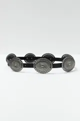 Cinturón negro de cuero sintético con apliques metálicos plateados de estilo western.