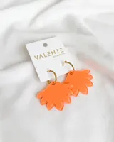 Aros colgantes con forma de flor color naranja, con gancho dorado.