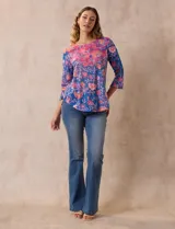 Blusa de modal estampada con flores, marca Ruby Rd. Tiene mangas 3/4 con aplique de crochet y terminación amplia.