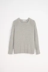 Buzo básico de cuello redondo color gris.