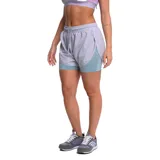 Short deportivo negro con calza interior blanca, cintura elástica con cordón ajustable y logo de Umbro estampado en blanco en la pierna izquierda.
