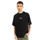 Remera negra de manga corta con corte ranglán y logo estampado en el pecho.