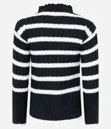 Suéter de punto para mujer con diseño a rayas horizontales en blanco y negro. Presenta una textura acanalada, cuello alto y mangas largas.