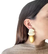 Par de aros colgantes con piezas geométricas de resina color verde lima.