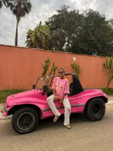 Pantalón de encaje blanco con diseño calado, corte palazzo y cintura elástica.