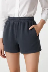 Short deportivo azul con cintura elástica y bolsillos laterales.