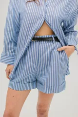 Conjunto de camisa y short a rayas verticales celestes y blancas. Incluye cinturón negro.