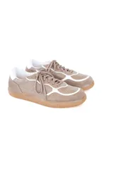 Championes Meki Trueno color beige con detalles en blanco. Capellada de cuero y gamuza, forro textil suave, plantilla acolchada y suela de goma resistente.