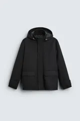 Parka negra de tejido técnico acolchado, corte regular fit, cuello alto con capucha ajustable, manga larga con puños ajustables, bolsillos de solapa en la cadera y bolsillo interior. Cierre frontal con cremallera oculta y botones a presión.