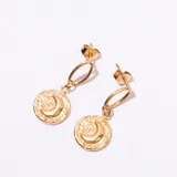 Aretes colgantes dorados con poste y mariposa. Consisten en un eslabón ovalado que conecta con un dije circular texturizado con un relieve de luna creciente.