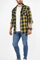 Camisa de viyela con estampado de cuadros en tonos amarillos y negros, de manga larga y botón en el cuello.