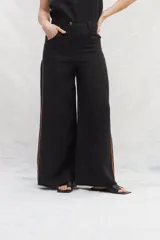 Pantalón de lino azul con corte jeanero, bolsillos plaque en la trasera y cintas laterales a contratono.