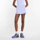 Short deportivo New Balance color lila claro, con cintura elástica y logo NB en el lateral inferior izquierdo.