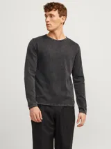 Jersey de manga larga de tejido de punto color gris oscuro, con cuello redondo y acabado de lavado ácido.