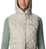 Chaleco Columbia para mujer modelo Delta Ridge II Down, color beige con diseño acolchado. Cuenta con capucha, cierre frontal con broches a presión, bolsillos laterales con cierre y logo de la marca bordado en el pecho. El forro termorreflectivo Omni-Heat™ retiene el calor corporal. El aislamiento de plumón con relleno de 650 pulgadas cúbicas atrapa más calor.