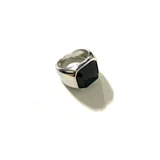 Anillo tipo sello plateado con piedra sintética negra facetada estilo ónix.