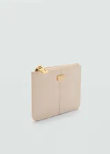Monedero gris de efecto piel con logo MNG en relieve. Tiene múltiples ranuras para tarjetas, un bolsillo con cremallera y detalle de costuras.