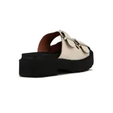 Sandalia tipo mule de plataforma gruesa y negra, con dos tiras anchas ajustables con hebillas metálicas plateadas.