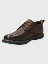 Zapato acordonado de cuero marrón con suela negra.