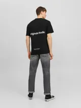Camiseta negra de manga corta con cuello redondo y estampado en la espalda con la frase "Originals Studio" en letras blancas.