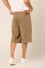 Bermuda color caqui de corte amplio y largo a la rodilla.