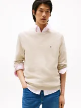 Sweater de hombre Tommy Hilfiger de puro algodón, color beige, con cuello redondo, punto texturizado, corte regular y logo bordado en el pecho.