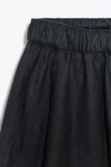 Pantalón blanco de tiro alto con cintura elástica ajustable mediante lazada interior. Presenta bolsillos laterales y un bajo con mucho volumen.