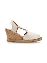 Sandalia con plataforma de yute, tiras elásticas y capellada de cuero color crema.