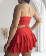 Conjunto de top strapless y minifalda roja con volados.