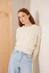 Sweater de punto trenzado color lila, con lentejuelas bordadas y manga larga.