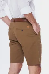 Bermuda color marrón con bolsillos laterales y traseros, corte clásico.