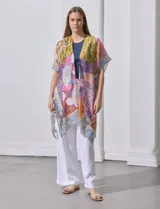 Kimono tejido con estampado patchwork multicolor, de mangas cortas amplias y corte suelto.