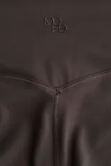 Calza de yoga color marrón oscuro, confeccionada en tejido funcional SoftMove™ con tecnología Lycra® Sport y DryMove™. Tiene cintura ancha con panel plegable y bolsillo lateral.