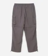 Pantalón paper touch color verde militar, con bolsillos laterales, cintura elástica y cordón de ajuste. Se convierte en bermuda gracias a un cierre a la altura de la rodilla.