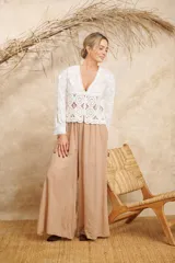 Camisa blanca con bordado de crochet, escote en V y mangas largas.