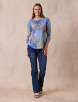 Blusa de modal estampada con motivos paisley en tonos azules, naranjas y amarillos. Tiene escote redondo y mangas tres cuartos.