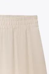 Pantalón marrón de tiro alto con cintura elástica y pierna ancha.