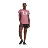 Remera deportiva Under Armour color fucsia con logo blanco estampado en el frente.