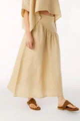 Falda midi negra de lino italiano, de corte evasé y cintura alta.