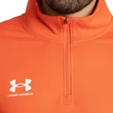 Buzo negro de entrenamiento Under Armour Challenger Midlayer, confeccionado en poliéster con exterior de tricot liso e interior cepillado. Cuenta con cierre frontal de 1/4 de cremallera, tecnología de secado rápido y orificios para pulgares en los puños.