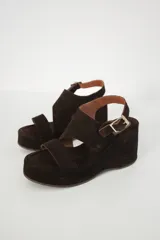 Sandalias negras de plataforma con dos tiras anchas sobre el empeine y hebilla lateral.