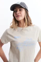 Remera color beige con estampado de la ciudad de Venecia en color celeste.