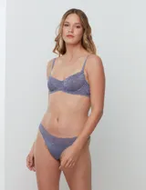 Soutien con aro, de encaje floral y micro tul color verde. Breteles fijos con largo regulable.