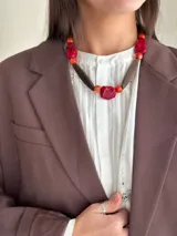 Collar corto con cuentas de resina rojas y naranjas, piedras rojas irregulares y cuentas de madera marrón.