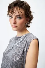 Top plateado con estampado animal print, sin mangas y cuello recto.
